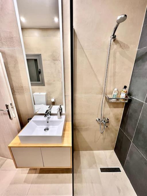 Lovely 1-Bedroom 2 Minutes From Beach Atena Exterior foto