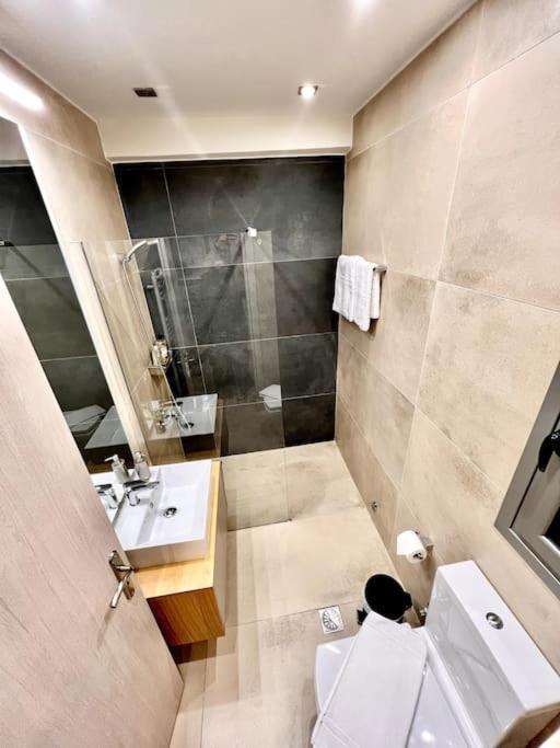Lovely 1-Bedroom 2 Minutes From Beach Atena Exterior foto