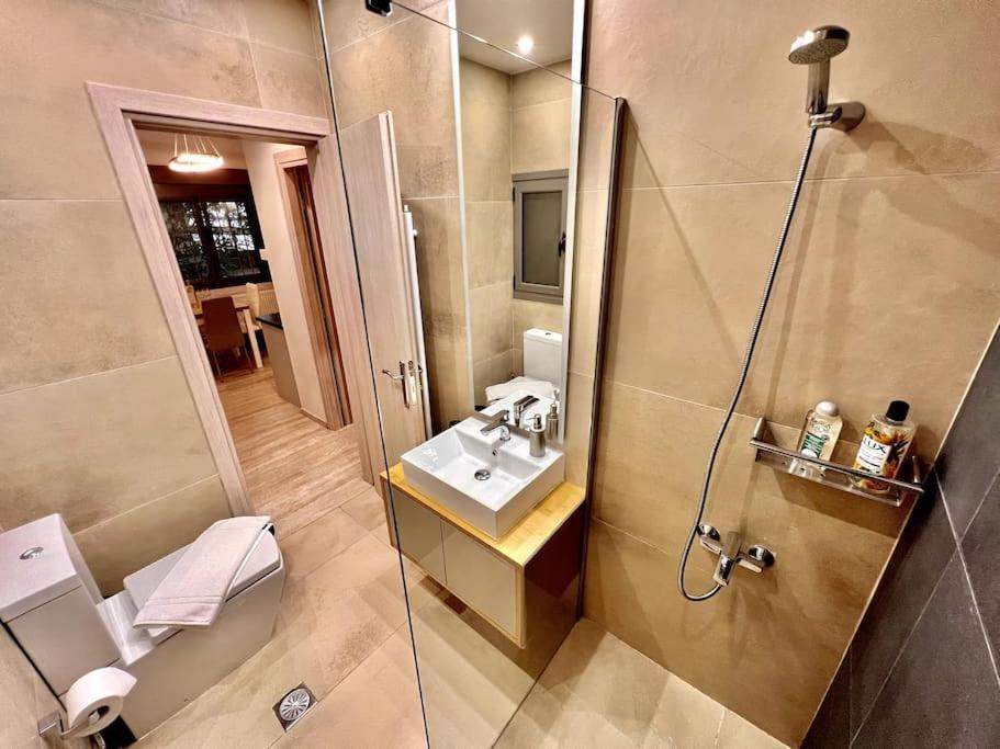 Lovely 1-Bedroom 2 Minutes From Beach Atena Exterior foto